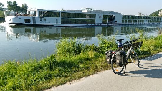 Es handelt sich um die 2013 gebaute und in Basel (Schweiz) registrierte
"Viking Jarl" mit 135 m Länge, 13,50 m Breite und 2,0 m Tiefgang für 190 Passagiere und 48 Mann / Frau Besatzung.
Antriebsleistung 2 x 1136 kW.
