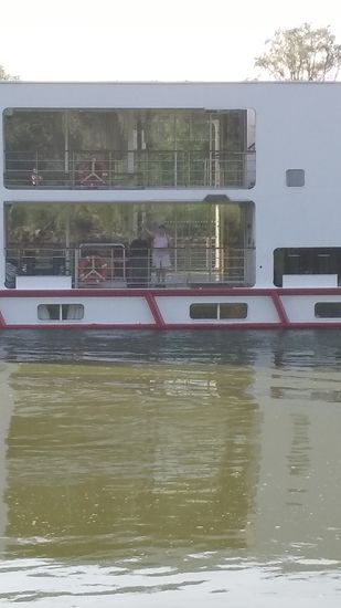 Auch etwas Zeit für eine freundliche Winkerei mit einem Passagier in der unteren Etage in etwa Bildmitte ist da natürlich gegeben. Gute Reise !