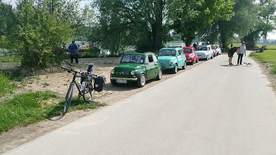 Diese Steyr-Puch 500er-Parade (abgesehen von meinem recht neuzeitlichen Tretmobil) war schon von der gegenüberliegenden Seite der Donau mit der Fähre übergesetzt worden, wo aber noch ein viel größerer Part auf die Übersetzung wartete.