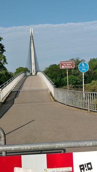Am folgenden Tag wird kurz hinter Bad Abbach die ca. 178 m lange Charbonnières-les-Bains-Brücke passiert, die vor 30 Jahren zur 10-jährigen Partnerschaft dieser beiden Badeorte eingeweiht wurde.