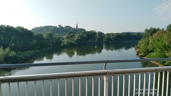 Kleine Stadtsilhouette von Bad Abbach mit Kirche St. Nikolaus und Heinrichsturm im Rückblick von der Brücke.