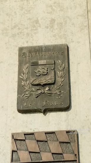 Am Brückenpfeiler angebrachte Städte-Tafeln der beiden Badeorte.