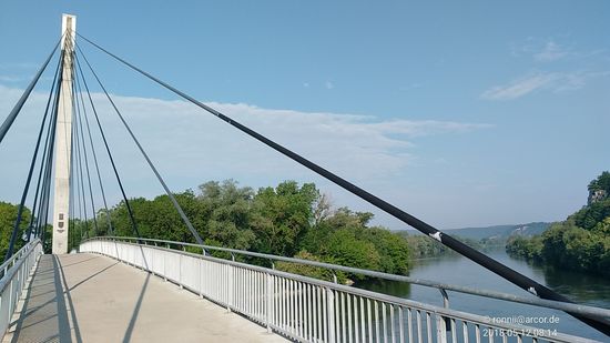 Auf die gegenüberliegende Donauseite wurde nicht gewechselt, der Radweg verläuft in Blickrichtung rechts des Gewässers.