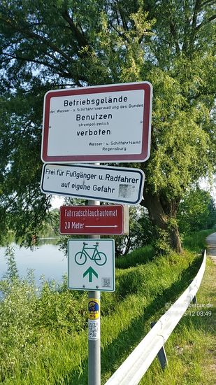 Gut, daß für das Schild mit rötlichem Hintergrund weder hier, noch sonst wo ein ernsthafter Bedarf bestand.