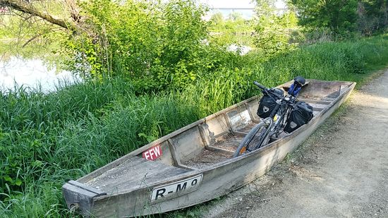 Etwas weiter eine Trockenfahrt mit einem anscheinend stillgelegten, alten Holzkahn einer Feuerwehr - vom Kennzeichen her evtl. Regensburg-Matting.