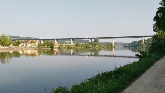 Im Blickfeld die Sinzinger Autobahnbrücke der BAB 3 von ...-Nürnberg-Regensburg-Passau mit 930 m Länge und 47 m Höhe aus den 1960er-Jahren. Anfang des neuen Jahrzehnts soll sie evtl. durch einen Neubau ersetzt werden. Von links aus Richtung Nürnberg kommend.