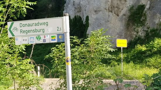 Rechts erscheint das offizielle "Ortstaferl" von Regensburg und auch der Radwegweiser zeigt mir an, daß ich mich auf gutem Wege befinde.