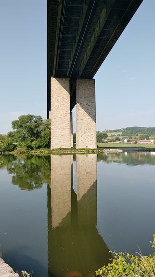 Die Sinzinger Autobahnbrücke von unterhalb...