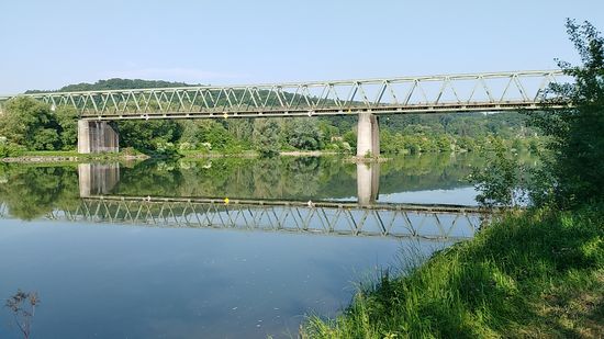 Die etwas weiter oben bereits genannte Sinzinger Eisenbahnbrücke in Stahl-Fachwerkbauweise. Von links her erreicht die Bahnstrecke aus Ingolstadt in Kürze Regensburg Hbf.
Seltsamerweise konnte ich weder in geläufigen Suchmaschinen bzw. einer führenden Enzyklopädie etwas über deren Länge und Höhe erfahren. 
Nur das Baujahr 1873 ließ sich in Erfahrung bringen.