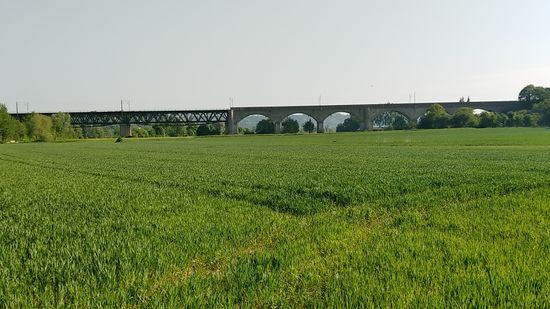 Keinen Kilometer weiter liegt die 550 m lange Mariaorter Brücke in gemischter Steinbogen- und Stahlfachwerk-Bauweise.
Über sie führt die zweigleisige Eisenbahn-Hauptstrecke Frankfurt-...-Nürnberg-Regensburg-Passau-...-Wien.
