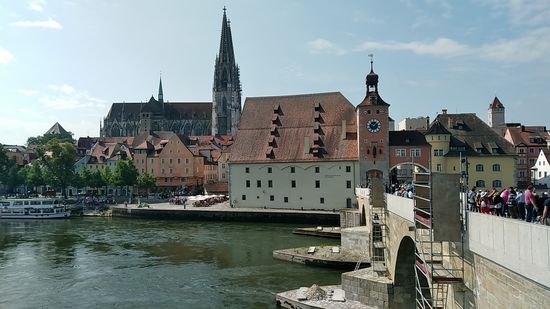 Blick von der z.Zt. in Renovierung befindlichen Steinernen Brücke auf den Regensburger Dom.