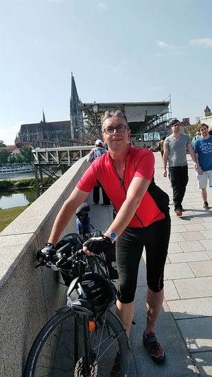 Vom nördlichen Ende der Steinernen Brücke sieht man die für die Renovierung notwendige Stahlgerüst-Dachkonstruktion.
Viel Aufwand, aber der Welterbe-Status rechtfertigt dies gewiß !