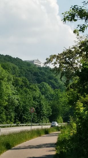 Hoch über dem Stadtteil Donaustauf thront die imposante Walhalla, die wie auch die Befreiungshalle in Kelheim im Auftrag vom bayerischen König Ludwig I. durch dessen bevorzugten Architekten Leo von Klenze errichtet wurde, um verdiente deutschsprachige Männer und Frauen zu würdigen.