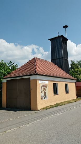 Das schnuckelige Feuerwehr-Gerätehaus von Demling.