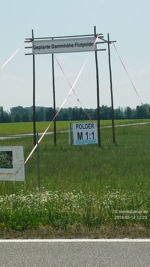 Protest-Lattengerüst gegen Hochwasserschutz vor Wörth.