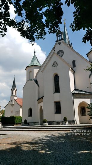 An einer schattigen Rastbank bei der Pfarrkirche Mariä Himmelfahrt in Pondorf bei Kirchroth.