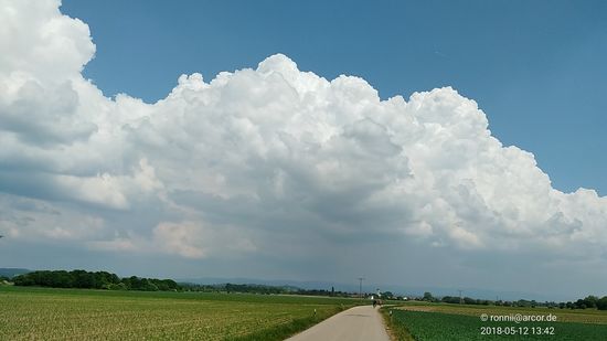 Mächtiges Wolkenspiel unweit von Straubing. Im Hintergrund sind die ersten Höhenzüge des Bayerischen Waldes zu erahnen, der aber nicht Gegenstand meiner Tour war.