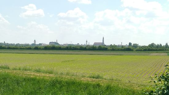 Die Skyline von Straubing. Von der Stadt habe ich aber unangenehme Erinnerungen, da ich aufgrund einer Unkonzentriertheit frühzeitig einen Wegweiser übersah und mich gehörig verzettelte, bis ich von einem ortskundigen Radler wieder auf den richtigen "Rollpfad" an der Donau geleitet wurde.
