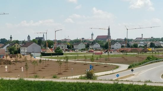 Die Straubinger Skyline aus der Nähe, garniert mit mehreren Baukränen.