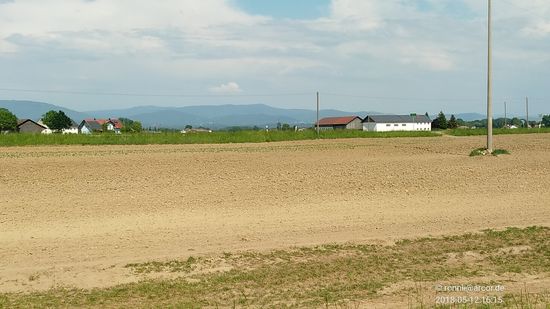 Bei Alkofen wenige km vor Deggendorf besteht wieder ein schöner Ausblick auf beginnende Höhenzüge des Bayerischen Waldes.