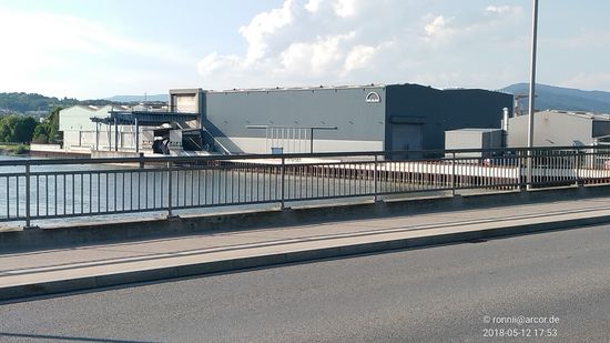 Nach der Donauquerung via Radfahrerbrücke, was letztendlich nicht nötig gewesen wäre, kehrte ich etwas unschlüssig vorbereitet bzgl. des genauen Ablaufs des folgenden "Spezialtags" nach etwa 1km auf der Straßenbrücke, hier vorbei an der Werft von MAN Diesel &amp; Turbo SE, wieder auf die Donau-Nordseite zurück, um dann nach weiteren gut 5 km Fahrstrecke und zwei erfolglosen telefonischen Unterkunftsanfragen letztendlich nach dem direkten Anfahren des Hotel Landgasthof Zwickl in Seebach dort eine feste Bleibe über die Nacht zu bekommen.