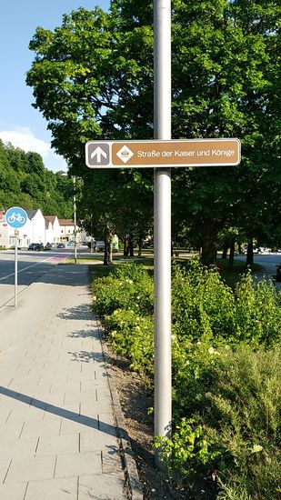 So nebenbei war ich das letzte Stück ab Deggendorf auf der 
"Straße der Kaiser und Könige" unterwegs, natürlich auch sehr trefflich für  die Radferntouren-Könige, die hier mit ihren Edel-Drahteseln entlang "cruisen" 