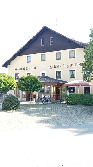 Das Fahrrad steht schon startbereit gepackt vor dem Eingangspavillon des "Zwickl", aber es geht nicht schnurstracks entlang des Donauradwegs zum Dreiflüsse-Eck in Passau, dem aktiven Schlußpunkt dieser Radferntour, sondern zu einem Spezial-Vormittag mit Umwegen in der Umgebung. Mehr dazu im folgenden.