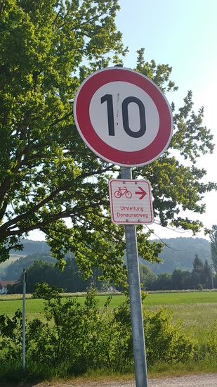 Anfangs gleich ein ungeplanter, aber nur kurzer Umweg am Donauradweg aufgrund von Hochwasserschutzmaßnahmen.
