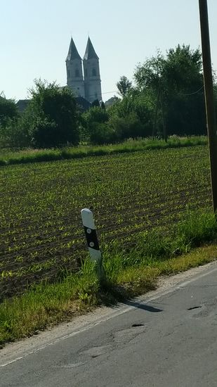 Die Benediktinerabtei St. Mauritius in Niederalteich aus der Ferne gesehen.