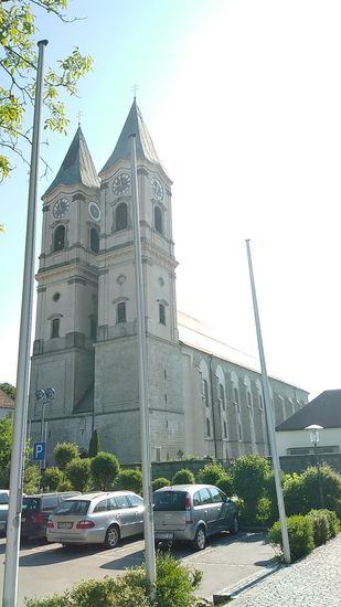 Vorbei an der Benediktinerabtei St. Mauritius in Niederalteich ging's dort zur Personen- und Radfahrerfähre, die zur Ortschaft Thundorf südlich der Donau führt.
Thundorf hatte für mich auf dieser Tour schon seit der Planung eine sehr emotionale Bedeutung, da aus dieser Ortschaft mein Urgroßvater väterlicherseits stammte. Bis Gilsenöd zwischen Thundorf und Moos in Niederbayern trug mich bei der folgenden kleinen Ahnenforschung der erste Umweg zu namensverwandten Einwohnern (nicht aber Rohbogner, den betreffenden Namen möchte ich vorsichtshalber gemäß Datenschutz nicht nennen). 
Aber diese Familie war vielleicht nur eine indirekte Verwandtschaft und vielleicht noch irgendwo in der Gegend lebende Verwandtschaft von mir in dieser kurzen Zeit auszumachen wäre schon großer Zufall gewesen.
Trotzdem hatten wir ob meiner kleinen Ahnenforschung ein recht interessantes Gespräch und ich möchte der Familie, wenn sie diese Zeilen zu Lesen bekommt, auch auf diesem Wege nochmals meinen besten Dank ausrichten, daß sie sich am späten Sonntag Vormittag für mich diesbzgl. Zeit nahm.