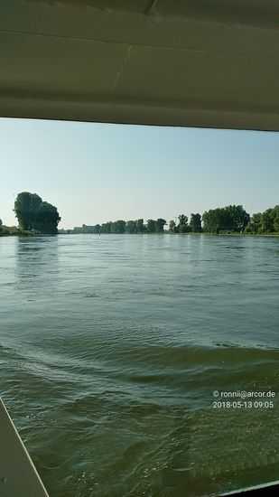 Blick von der Personenfähre Niederalteich - Thundorf gegen die anströmende Donau.