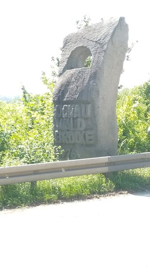 Um den zweiten Umweg an diesem Tag zu tätigen, hätte ich wiederum die Personenfähre nehmen können, nutzte dafür aber die Donau-Wald-Brücke um wieder auf die Donaunordseite zu gelangen.
Von dort gelangte ich zur Ortschaft Winzer, von deren Ende ich linkerhand einen sehr steilen, aus dem Donautal herausführenden Anstieg in Angriff nahm. Im mittleren Teil sogar so steil, daß ich zwischenzeitlich in den "Radschiebemodus" überging.