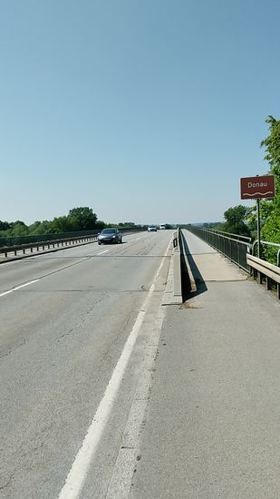 Auf der Donau-Wald-Brücke, 550 m lang und 1976 eingeweiht. 
Sollte eigentlich zwischen Niederalteich und Thundorf gebaut werden, wo die Personenfähre verkehrt, dann jedoch der Bau zwischen Osterhofen und Winzer.