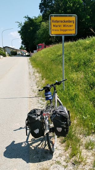 Ziel des zweiten heutigen Umwegs ist Hinterreckenberg.
In dieser Ortschaft steht nämlich das Geburtshaus meiner Großmutter väterlicherseits.