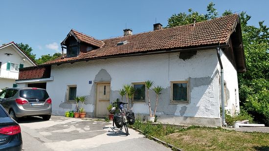 Das gegenwärtig im Umbau befindliche Geburtshaus meiner Großmutter, das sich in Fremdbesitz befindet. 
Spezial-Emotionalpunkt Nr. 2 dieser Radferntour !
Auch hier mein großer Dank an die gerade anwesenden Eigentümer für die Fotografieerlaubnis. Die Kfz-Kennzeichen, sowie die Hausnummer hab ich zusätzlich verschleiert. 
Dies hätte ich auch ohne den neuen "Datenschutz-Durcheinander" in Form der DSGVO getätigt, aber es wird halt alles noch sensibler, was öffentliche Fotografie angeht.