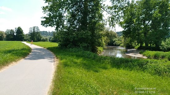 Bei Oberschöllnach führt mich mein Weg ein kleines Stück an der 
"Kleinen Ohe" entlang, die aus in den Hochlagen des Bayerischen Waldes entspringenden Quellbächen über eine Entfernung von ca. 27 km in die Donau mündet. Hier im Bild hat sie noch etwa 100 m Fließstrecke zurückzulegen.