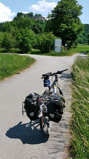 Kurz nach der Ohe-Mündung wird die Burgruine Hilgartsberg erreicht, eine sogenannte Spornburg aus dem Mittelalter um das 11. Jahrhundert, die lt. Beschreibung unterhalb des Berggipfels, aber steil über dem Tal liegt, was aber auf den folgenden Fotos nicht so recht zu erkennen ist.
Eine Spornburg ist die weit verbreitetste Art einer Höhenburg im deutschsprachigen Raum.