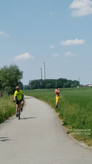 Den Kopf nochmals umgedreht fällt der Blick auf die zwei Schlote des mittlerweile stillgelegten Gaskraftwerks von Pleinting. Dieses steht auch in der Diskussion um abgerissen zu werden.