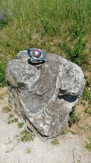 Nicht nur auf dem Donauradweg befinden wir uns, sondern aufgrund kleiner, erklärender Planetenmodelle zugleich auch auf dem "Donauplanetenweg", der von Winzer bis Vilshofen führt und ein statisches Modell unseres Sonnensystems im Maßstab 1:1 Milliarde darstellt.