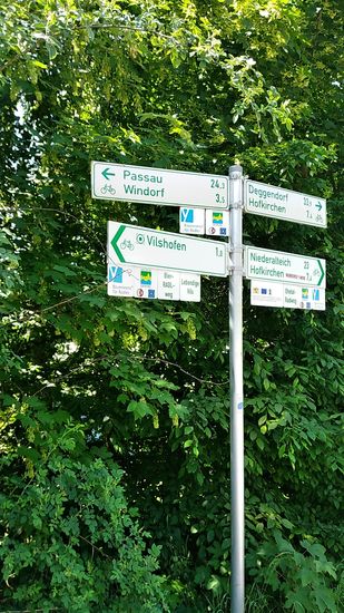 Kurz vor Vilshofen taucht zum ersten mal auf einem Radwegweiser "Passau" auf. 
Dies wirkt gleich fast wie Rückenwind, obwohl ich besonders an den letzten beiden Tagen von unangenehmen Gegenwindeinwirkungen geplagt wurde.