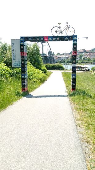 Kurz vor der Donaubrücke in Vilshofen beginnt der "BierRadlWeg", der über eine Länge von 13 km nach Aldersbach, südwestlich von Vilshofen gelegen, führt. 
Das Startportal ist dabei auf witzige Weise aus doppelreihigen (leeren  ) Bierträgern und einem darauf befindlichen Fahrrad gestaltet.