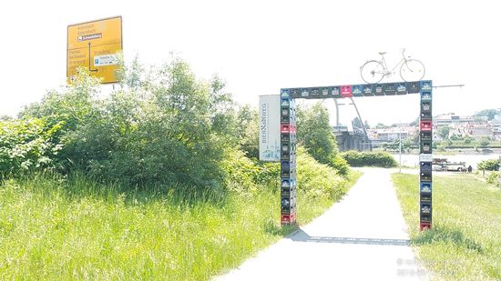 Anhand der Bildvergrößerung kann man sich etwas an der großen Straßen-Hinweistafel orientieren.