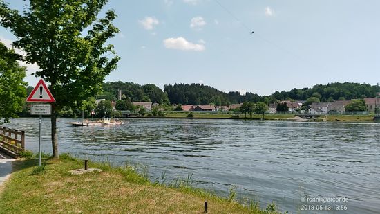 Etwa 7 km stromabwärts von Vilshofen trifft man auf die Sandbacher Fähre, deren erste urkundliche Erwähnung auf den 15. Mai 1379 datiert.