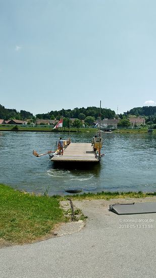 Es handelt sich dabei um eine Gierseilfähre, die infolge eines eingeschlagenen Anstellwinkels gegen die Strömung ohne Motor, nur mit Hilfe eines Seils und mit der Nutzung des Strömungsdrucks des Flusses angetrieben wird. 
Der Außenbordmotor dient bei dieser Fähre lediglich dazu, die Fähre in die richtige Stellung zur Strömung zu bringen und Strecken mit geringerer Strömung zu überwinden.
Bei der Donaufähre Eining-Hienheim kurz vor Kloster Weltenburg musste der Fährmann noch mit reiner Körperkraft und mittels eines Ruders die Fähre in die richtige Stellung bringen,
Probleme durch geringe Strömungsgeschwindigkeit (rund 2 km/h sind erforderlich) entstehen durch die Aufstauung der Donau und das Kraftwerk Kachlet kurz vor Passau.