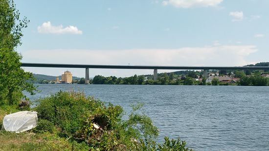 Bei Schalding überquert die mit einer Gesamtlänge von 1020 m längste Brücke der BAB 3 und längste deutsche Donaubrücke den Strom.