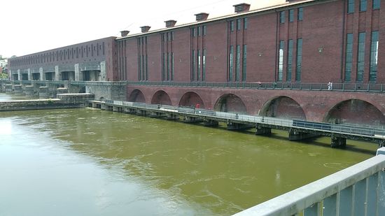 Die letzte Donauquerung steht an und zwar auf dem Fußgänger- und Radfahrerweg  am 144 m langen Kachletkraftwerk bei Maierhof im Stadtgebiet von Passau. 
Über den Steinbögen verläuft dabei der Weg zur linken Seite, wo sich  dann das 175 m lange Stauwehr anschließt.
Nach dieser letzten Donauquerung eine kleine Statistik:
Wie oft bin ich während dieser Ferntour über die Donau gewechselt? 
14 x via Brücken incl. Kraftwerke,
2 x mit Fähren und 1 x mit der Zille vom Kloster Weltenburg (Südseite) auf ca. 2 km Fahrtlänge zur Nordseite am sogenannten Klösterl kurz vor Kelheim.