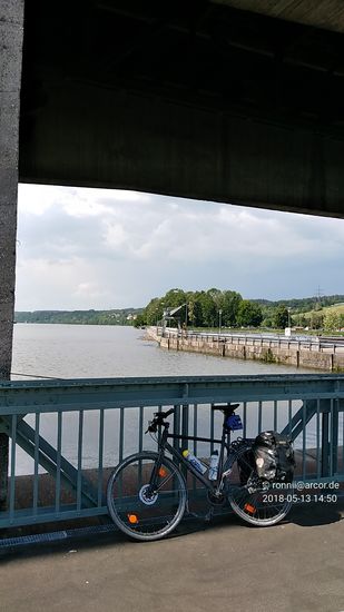 Blick vom Stauwehr stromaufwärts zum Stauraum vor dem Kraftwerk, der sich auf insgesamt 28 km Länge ausdehnt.