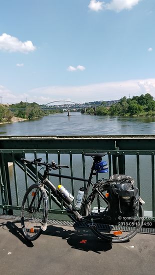 Von der gleichen Stelle aus sieht man stromabwärts in Richtung Zentrum eine Stahlgitterbrücke für die 49,5 km lange Ilztalbahn von Passau nach Freyung und dahinter mit der Bogenform die Stabbogenbrücke, benannt nach Franz-Josef Strauß, die die B 12 über die Donau führt. 
Sie wurde 1989 eröffnet und ist die jüngste Donaubrücke im Stadtgebiet von Passau.