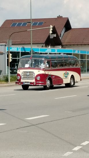 ...und kurz nach diesem letzten Seitenwechsel über die Donau begegnet mir auf meiner Straße ins Passauer Zentrum dieser schnuckelige Oldtimer-Omnibus als optische Augenweide.