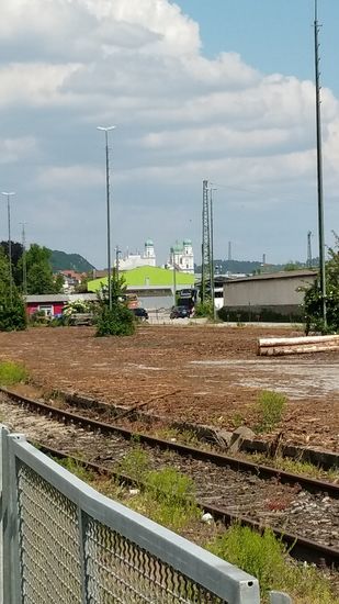 Im Hintergrund erscheint der Passauer Dom St. Stephan.